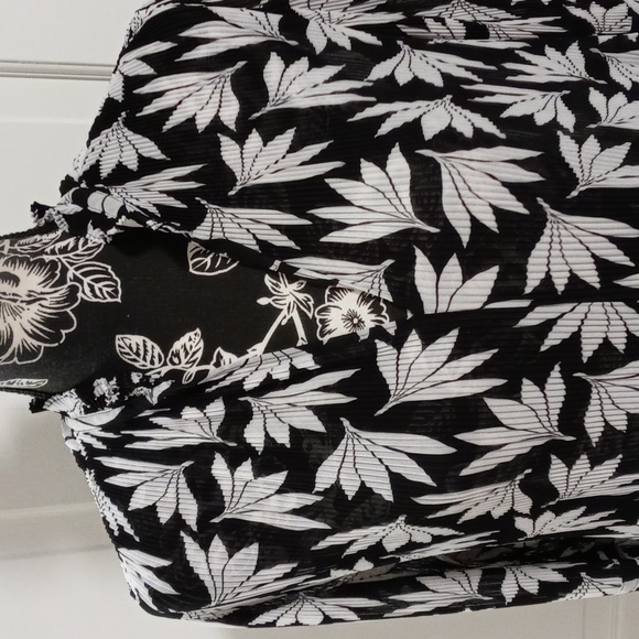 🆕️ 🖤Ann Taylor🖤 - Floral Pleated V-Neck L/S Top - Picture 5 of 12